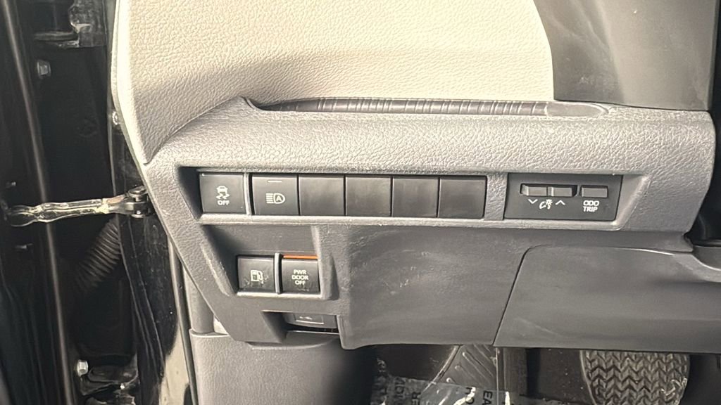 Used 2024 Toyota Sienna XLE image 33