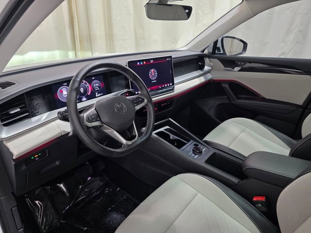 Certified 2025 Volkswagen Tiguan SE image 24