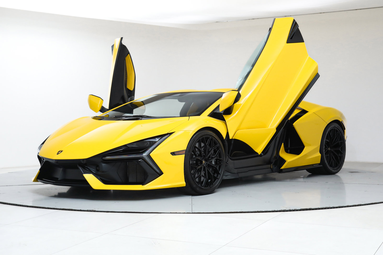 Used 2024 Lamborghini Revuelto image 3