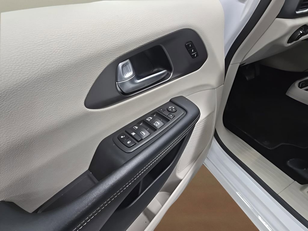 Used 2024 Chrysler Pacifica Touring-L image 10