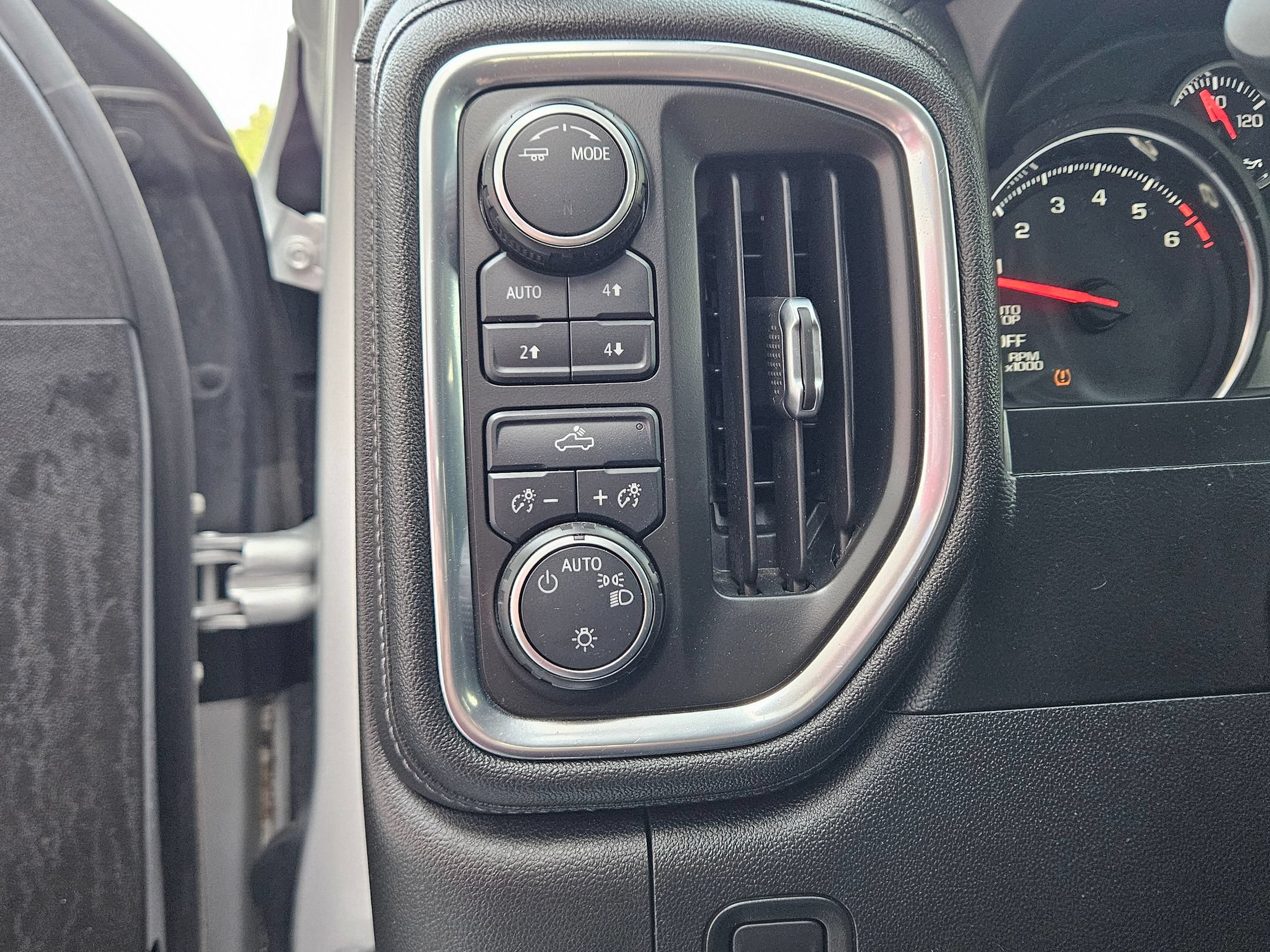 Used 2020 Chevrolet Silverado 1500 LT AWD/4WD image 19