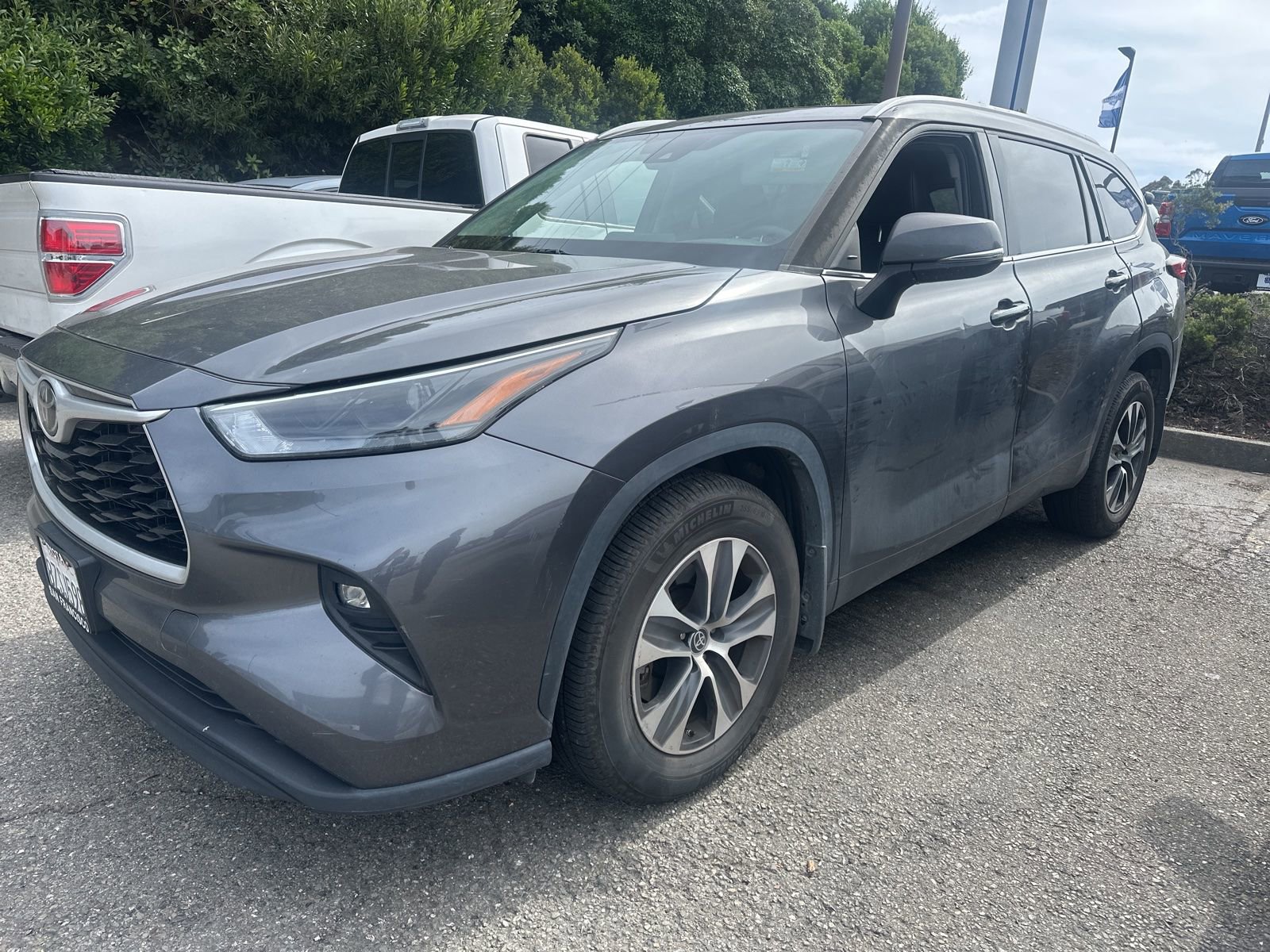 Used 2022 Toyota Highlander XLE AWD/4WD image 3