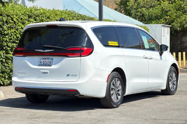 Used 2024 Chrysler Pacifica Limited FWD image 4