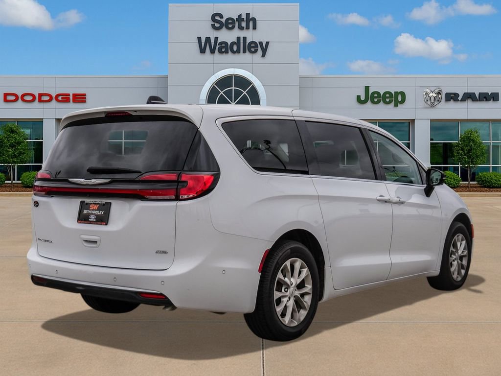 Used 2024 Chrysler Pacifica Touring-L image 7