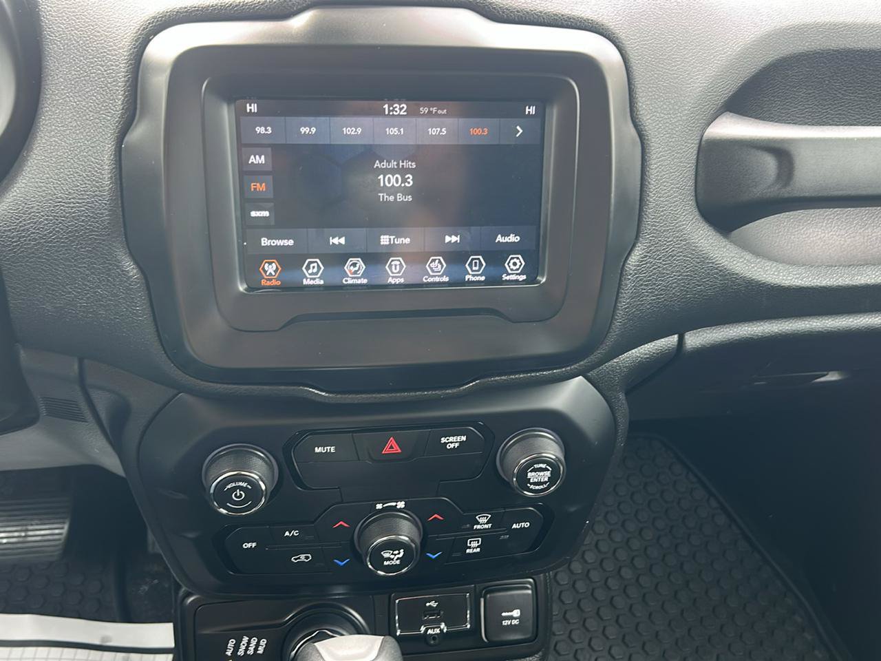 Used 2018 Jeep Renegade Latitude w/ Cold Weather Group AWD/4WD image 9