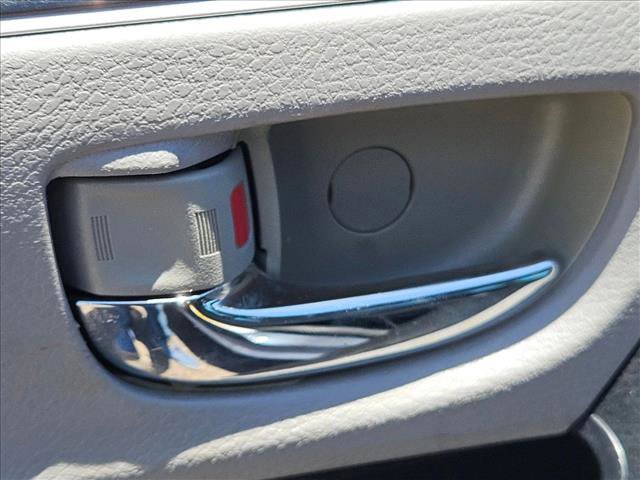 Used 2017 Toyota Corolla LE w/ Carpet Mat Package (TMS) FWD image 8