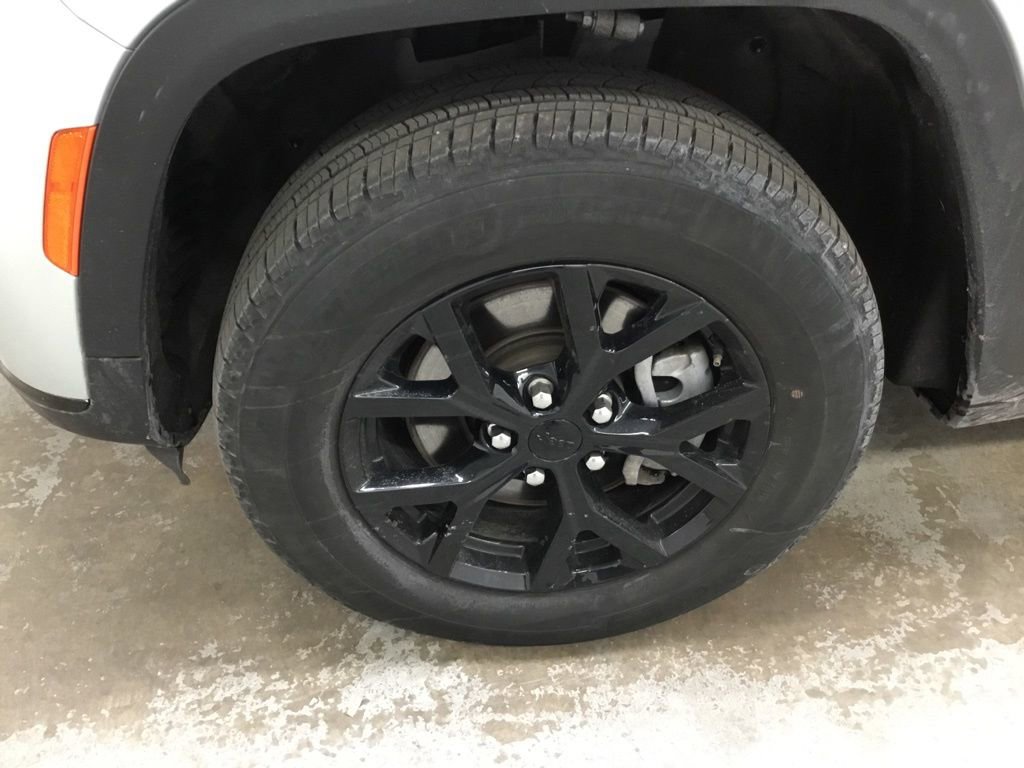 Used 2024 Jeep Grand Cherokee L Laredo image 5