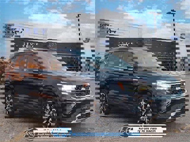 Used 2024 Volkswagen Taos SE image 1