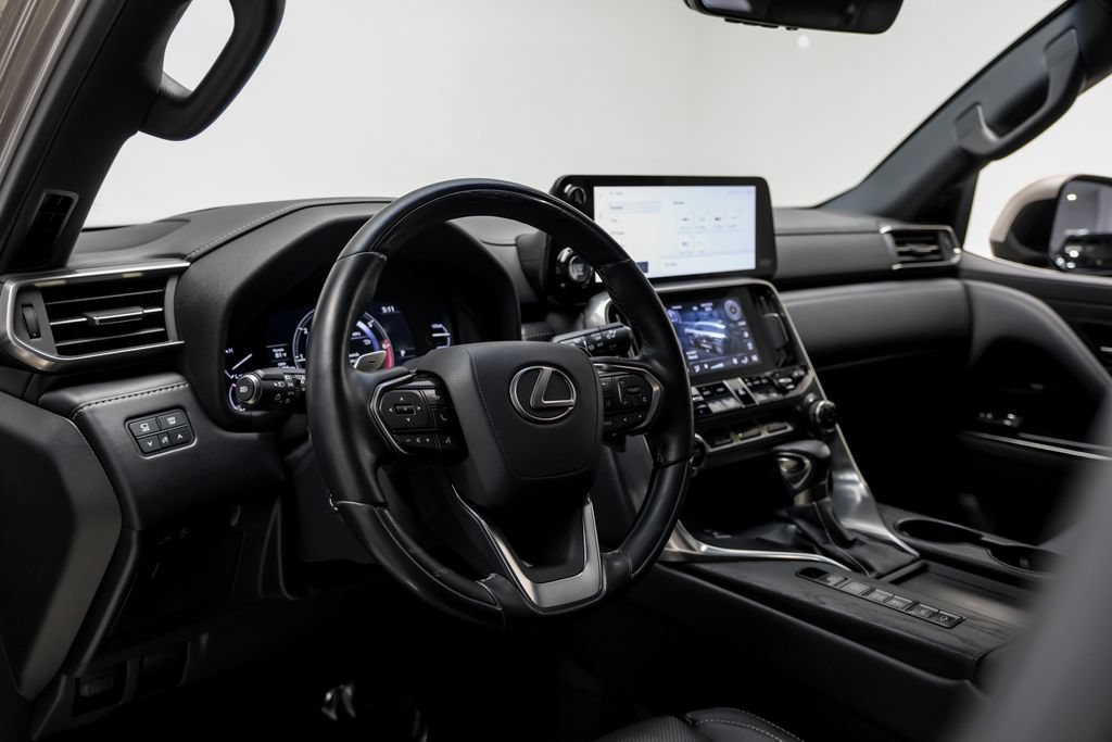 Used 2022 Lexus LX 600 4WD w/ Luxury Package image 7