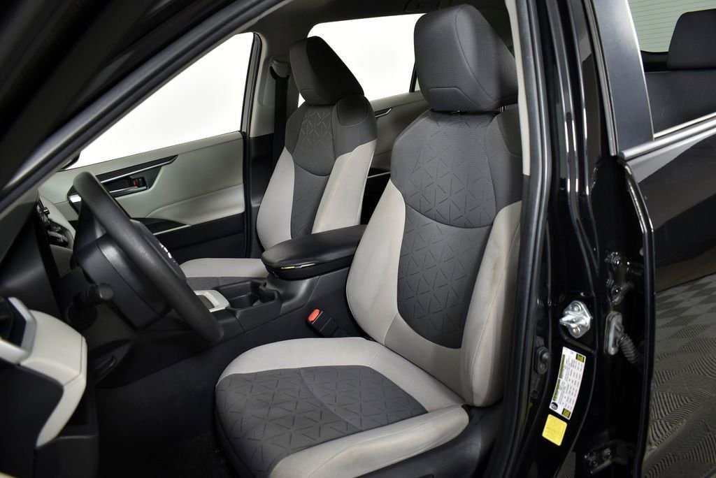 Used 2021 Toyota RAV4 XLE image 9