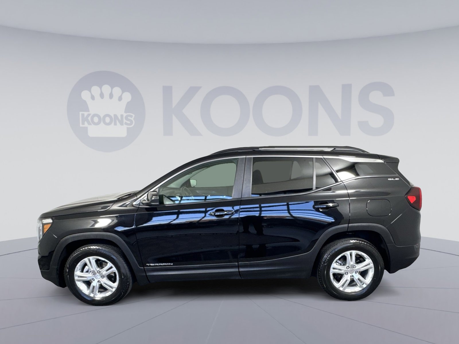 Used 2022 GMC Terrain SLE w/ Driver Convenience Package image 2