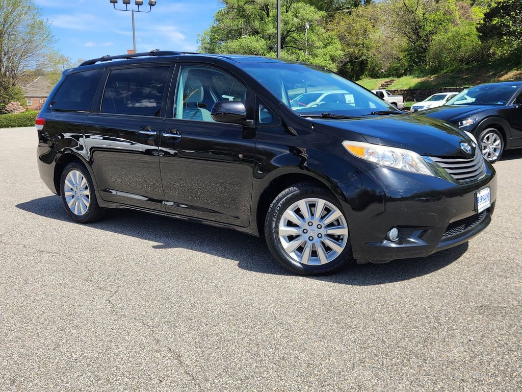 Used 2013 Toyota Sienna XLE w/ Entertainment Pkg image 2