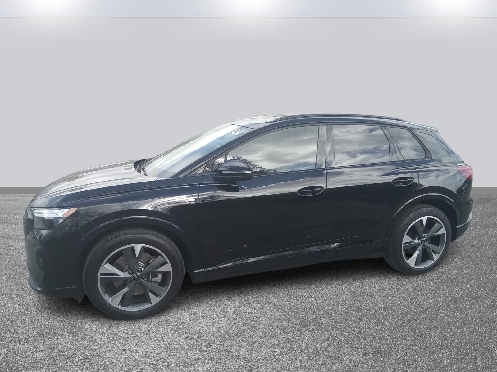 Used 2024 Audi Q4 e-tron Premium Plus w/ Premium Plus image 3