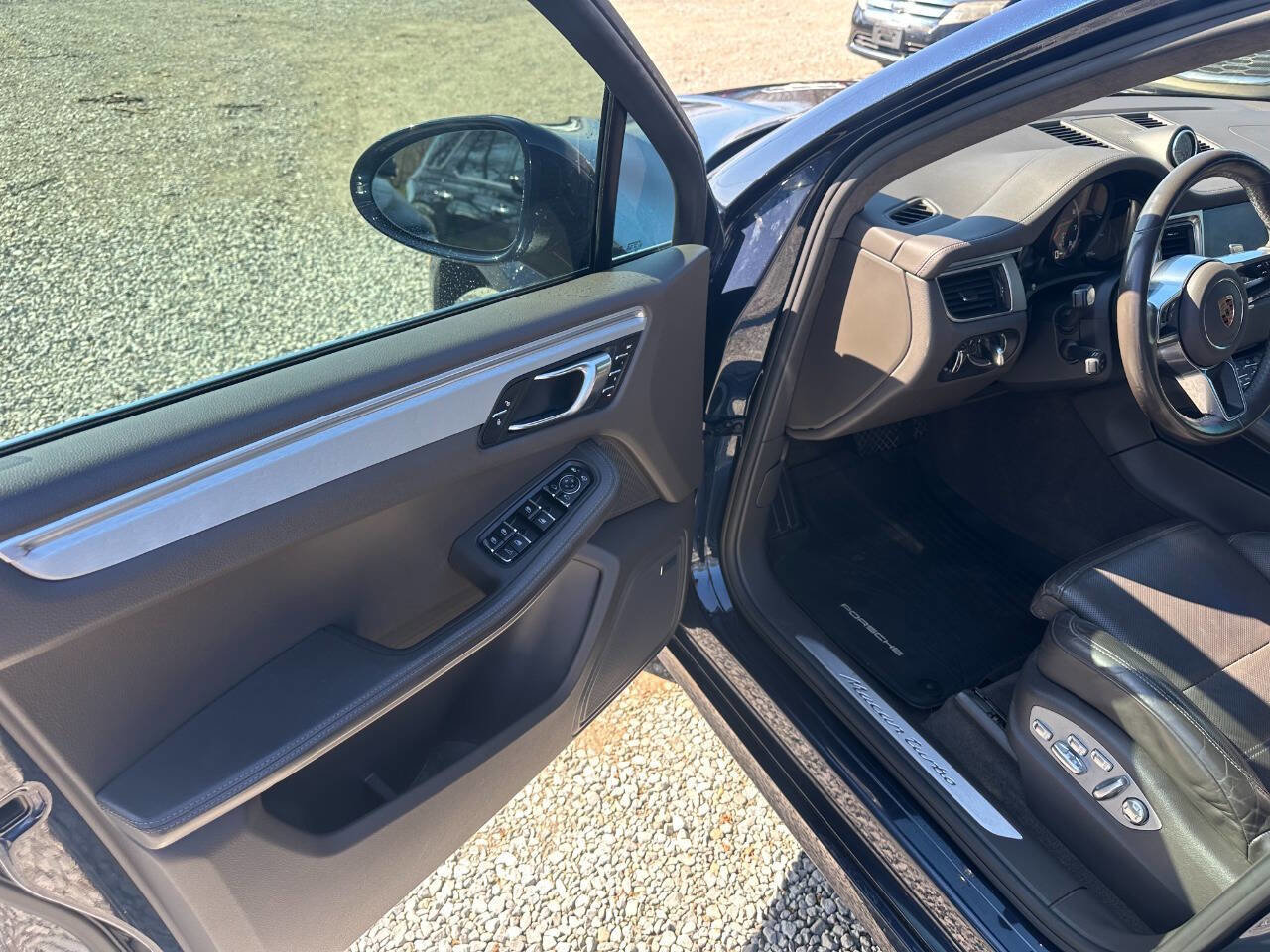 Used 2017 Porsche Macan Turbo AWD/4WD image 10