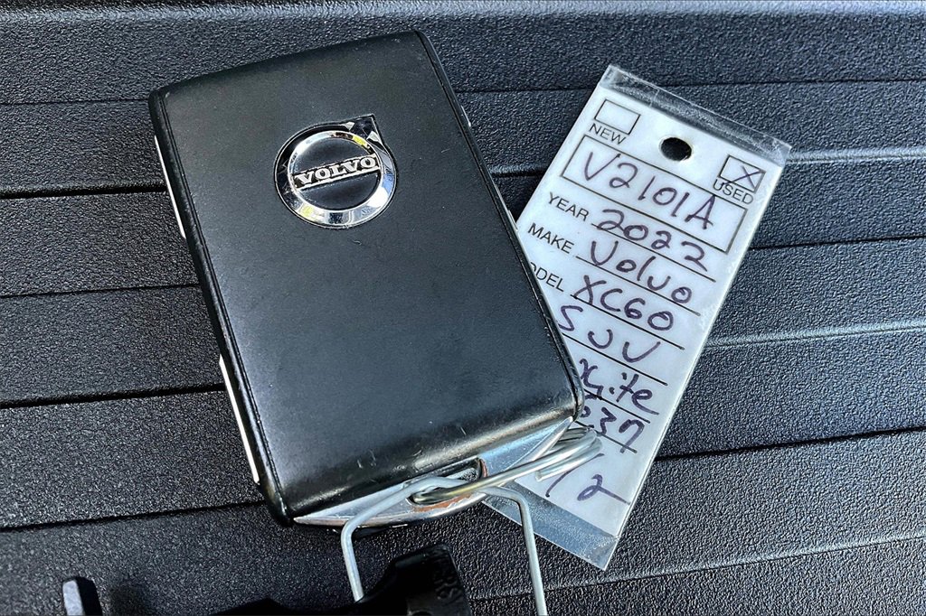 Certified 2022 Volvo XC60 B5 Momentum image 29