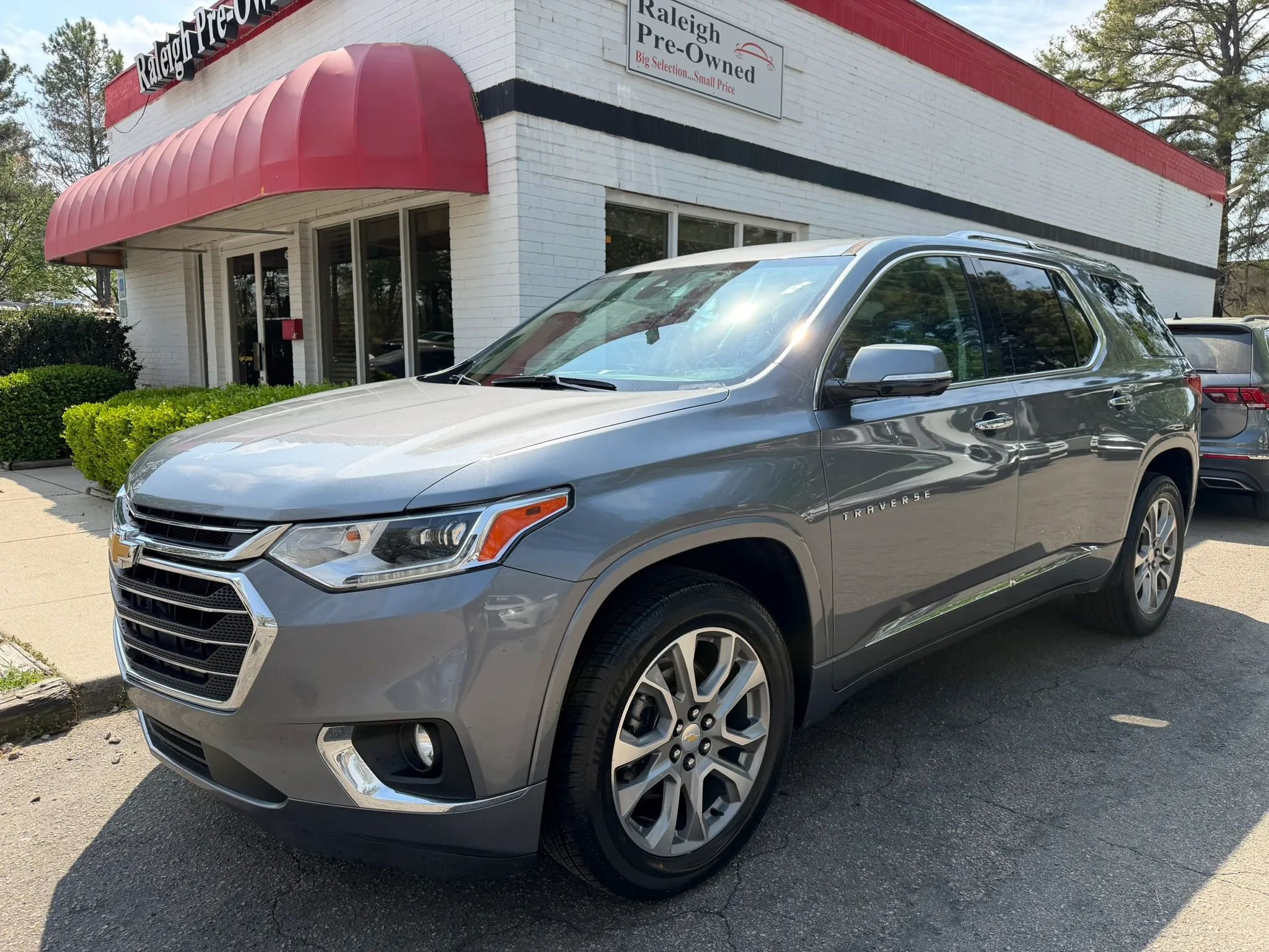 Used 2020 Chevrolet Traverse Premier image 2