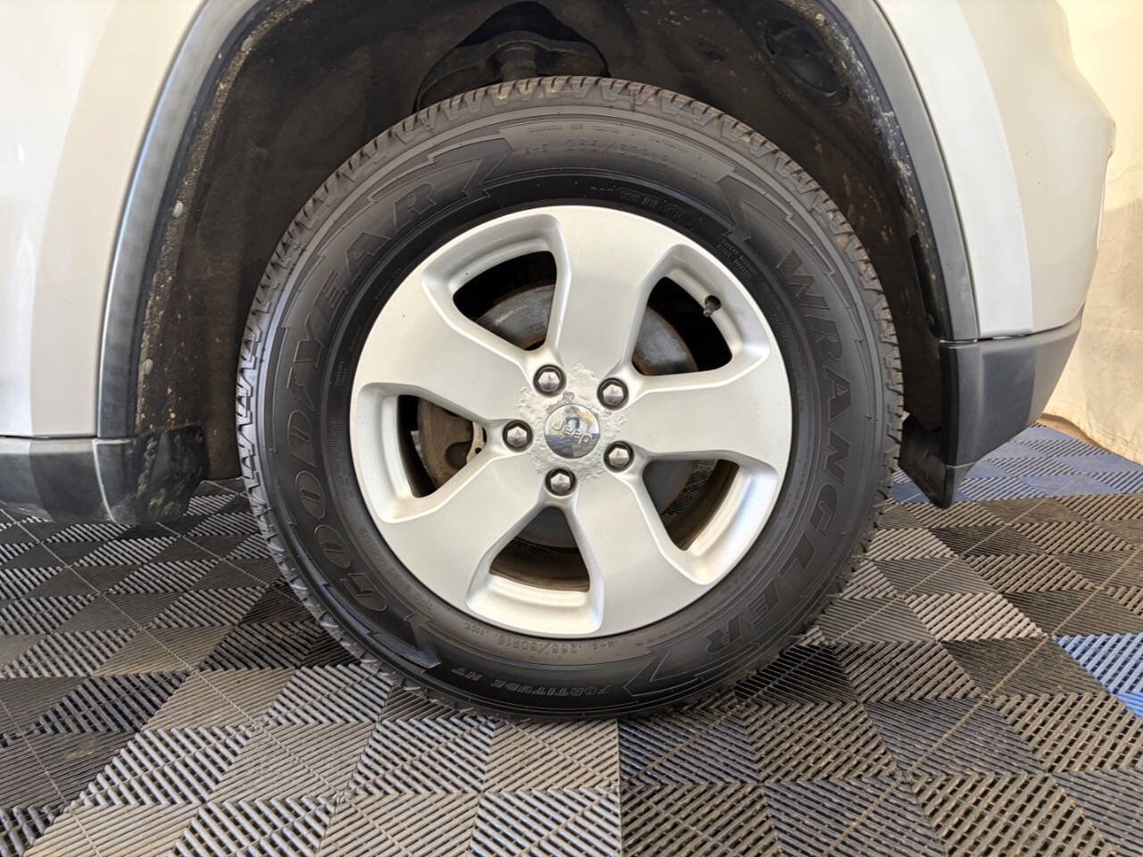 Used 2011 Jeep Grand Cherokee Laredo AWD/4WD image 26