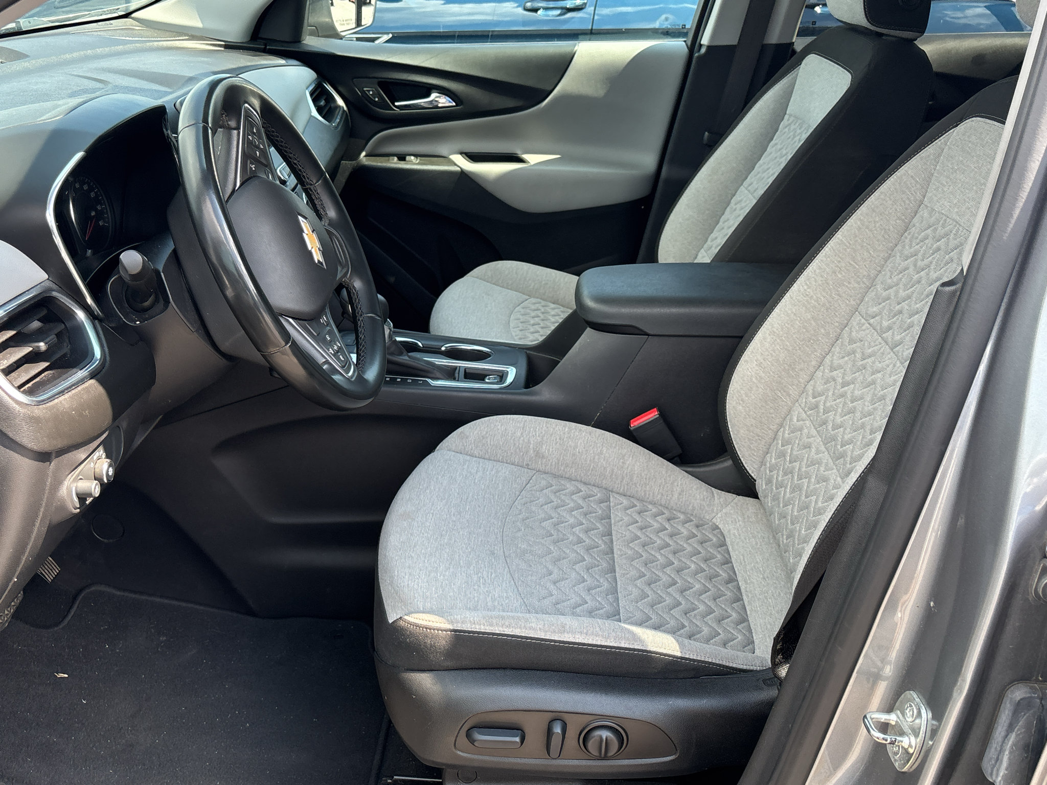 Used 2023 Chevrolet Equinox LT w/ Driver Convenience Package FWD image 8