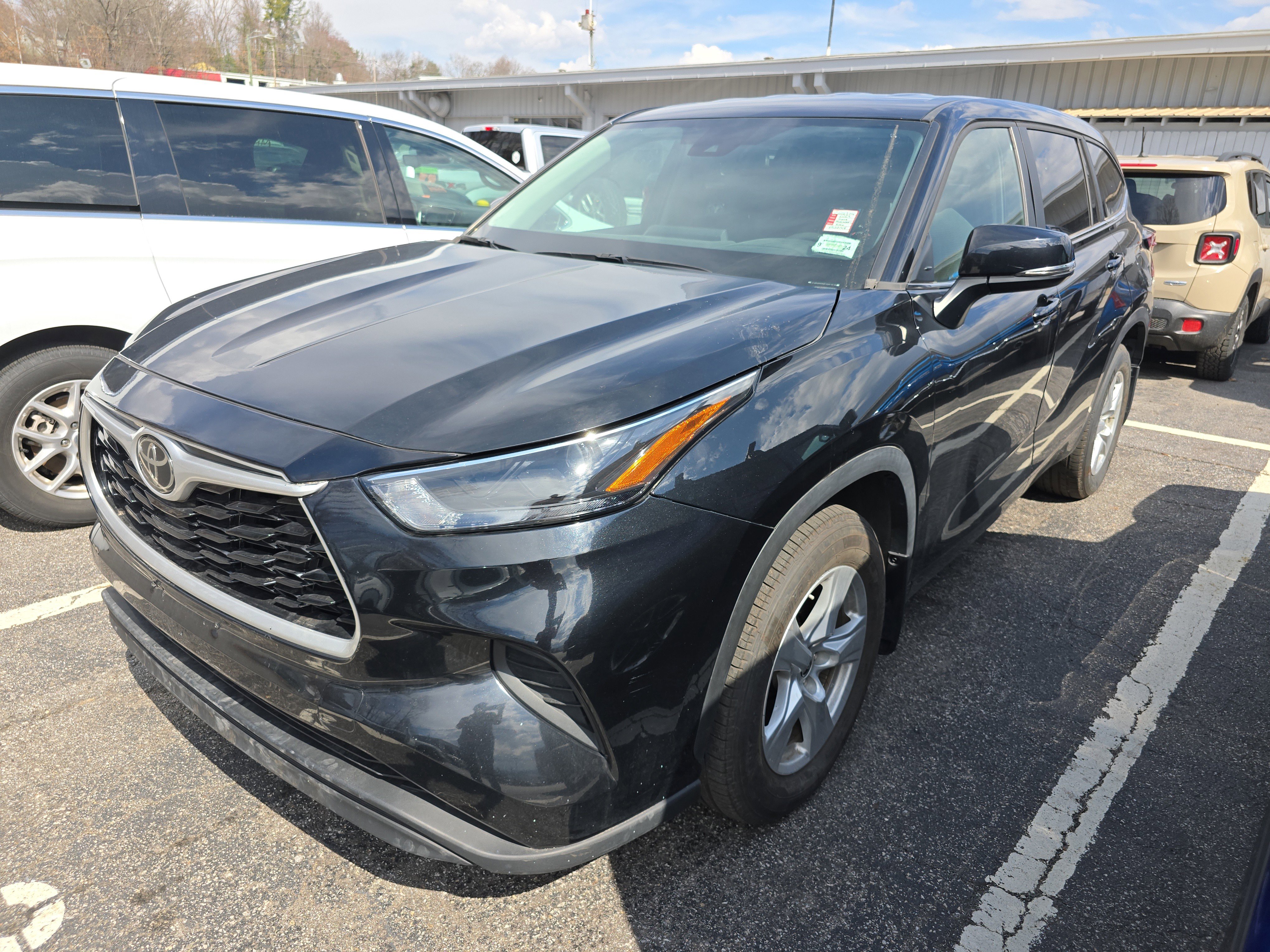 Used 2023 Toyota Highlander L image 4