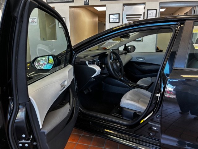 Used 2021 Toyota Corolla LE FWD image 26