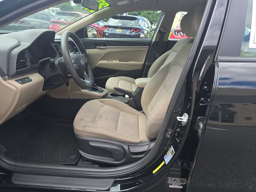 Used 2020 Hyundai Elantra SE w/ Winter Weather Package FWD image 10
