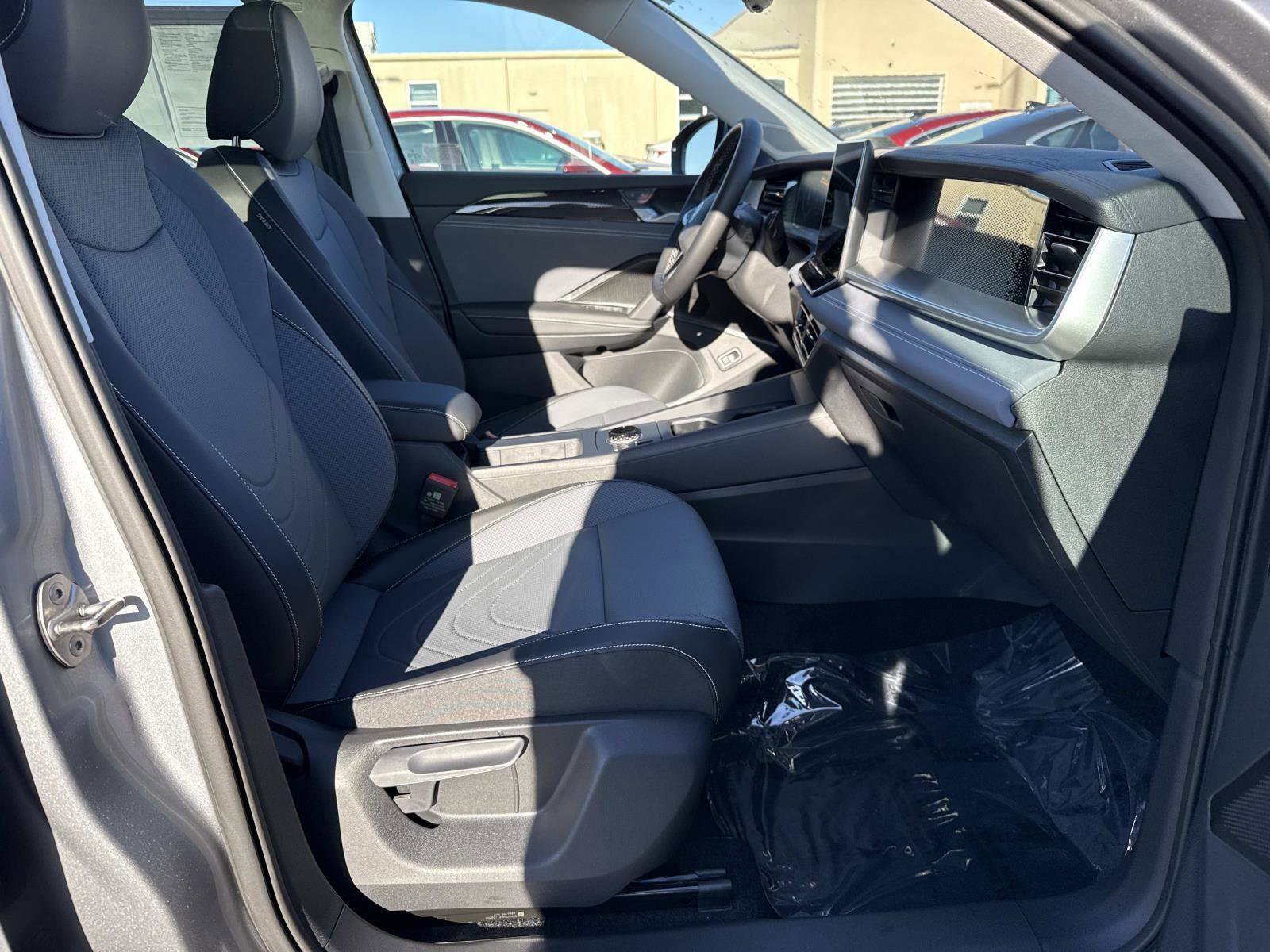 Used 2025 Volkswagen Tiguan SE image 18