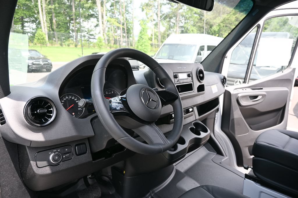 Used 2025 Mercedes-Benz Sprinter 2500 image 6