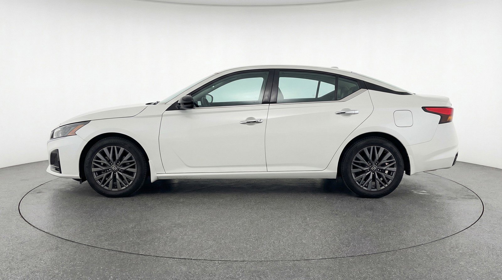Used 2025 Nissan Altima 2.5 SV FWD image 5