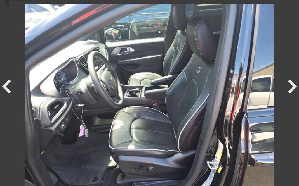 Used 2025 Chrysler Pacifica Limited FWD image 13