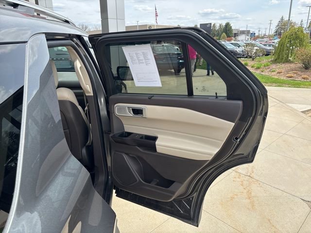 Used 2020 Ford Explorer Platinum w/ Premium Technology Package AWD/4WD image 32