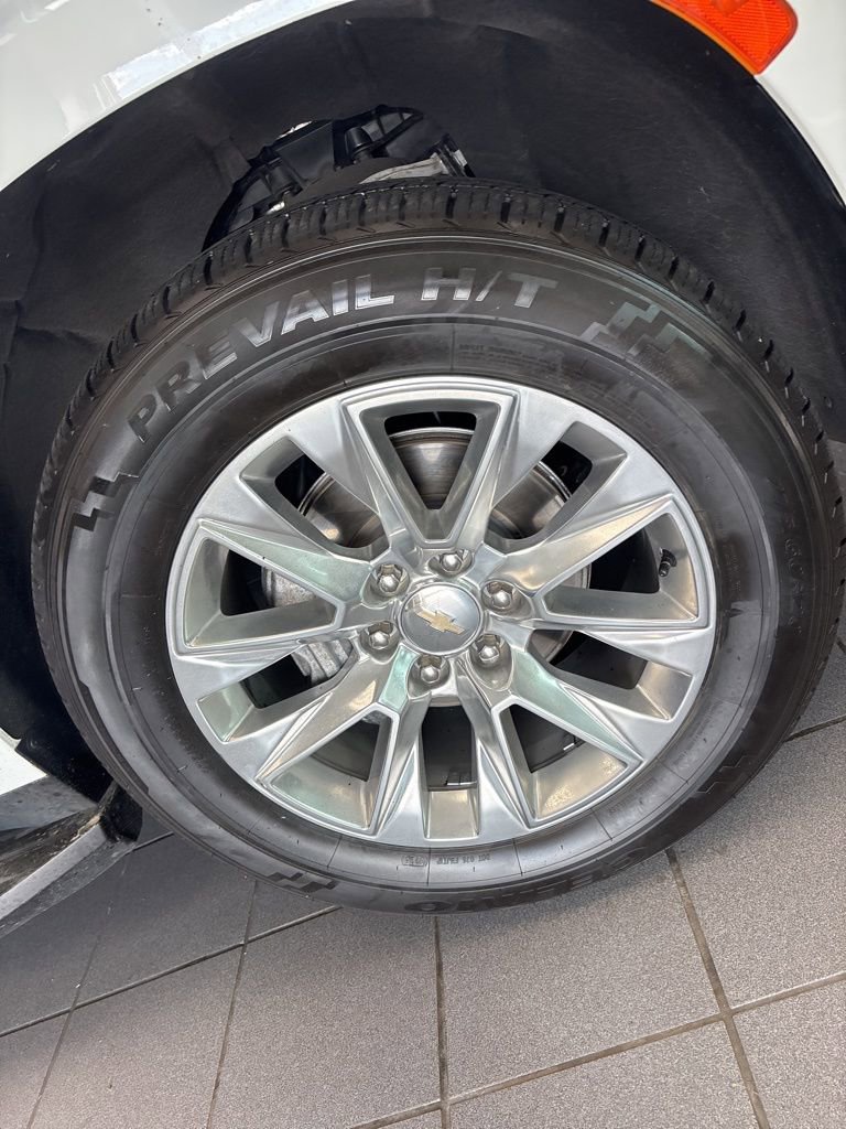 Used 2023 Chevrolet Suburban Premier image 11