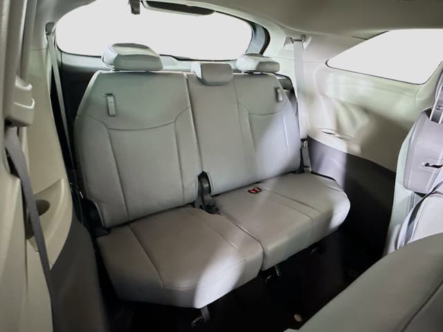 Certified 2024 Toyota Sienna XLE FWD image 27