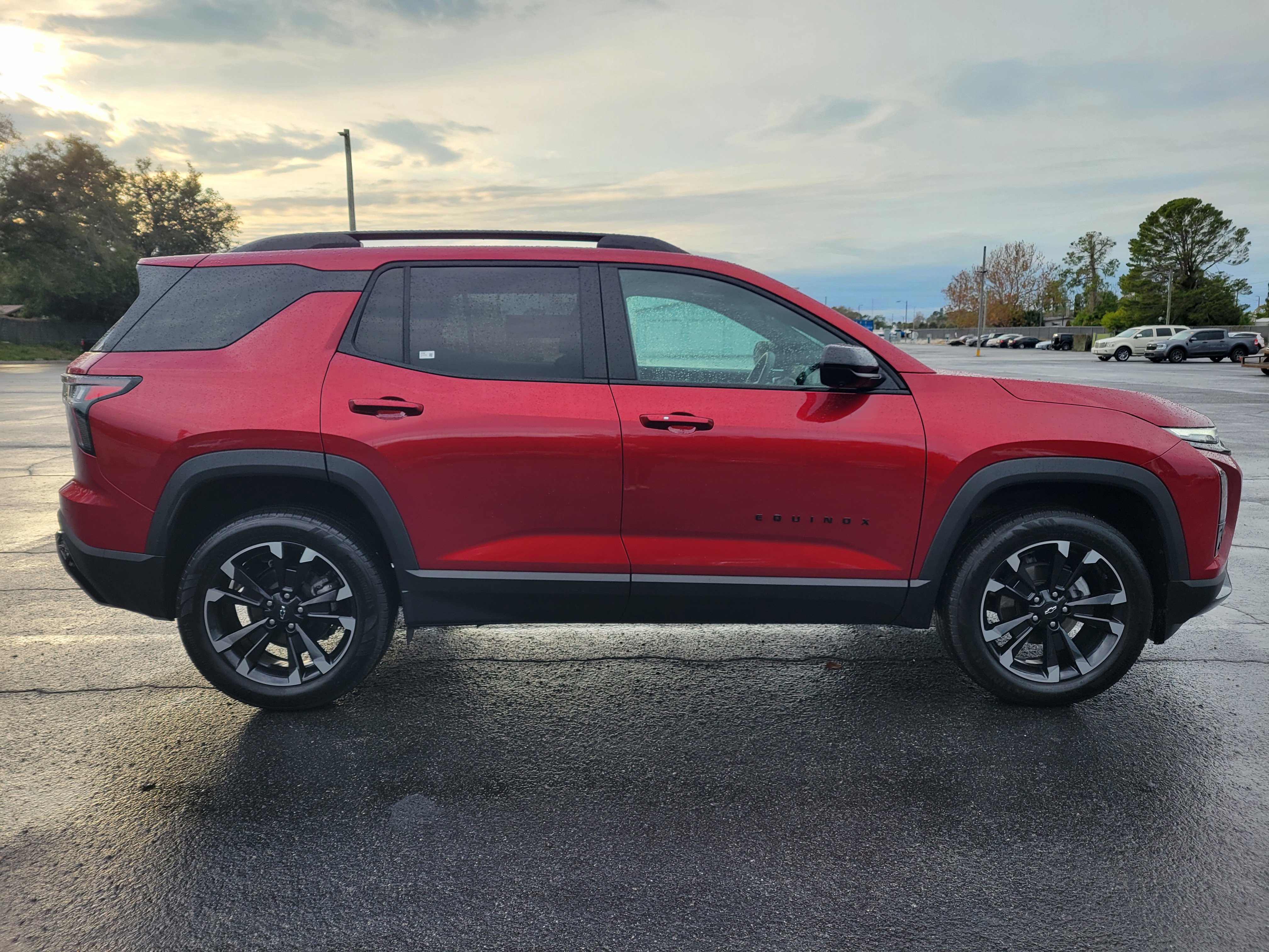 Used 2025 Chevrolet Equinox RS w/ Safety and Technology Package image 4