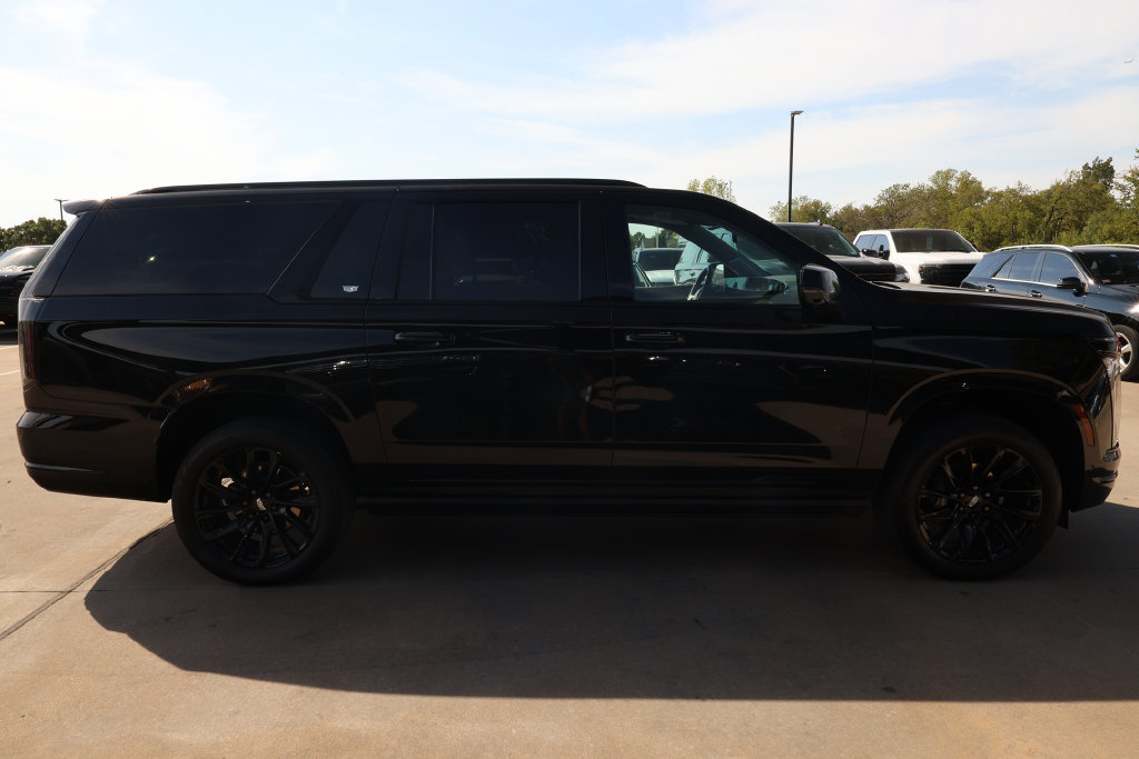 Used 2025 Cadillac Escalade ESV Sport Platinum AWD/4WD image 4