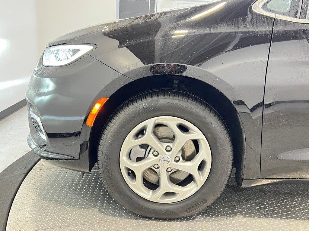 Used 2024 Chrysler Pacifica Limited image 10