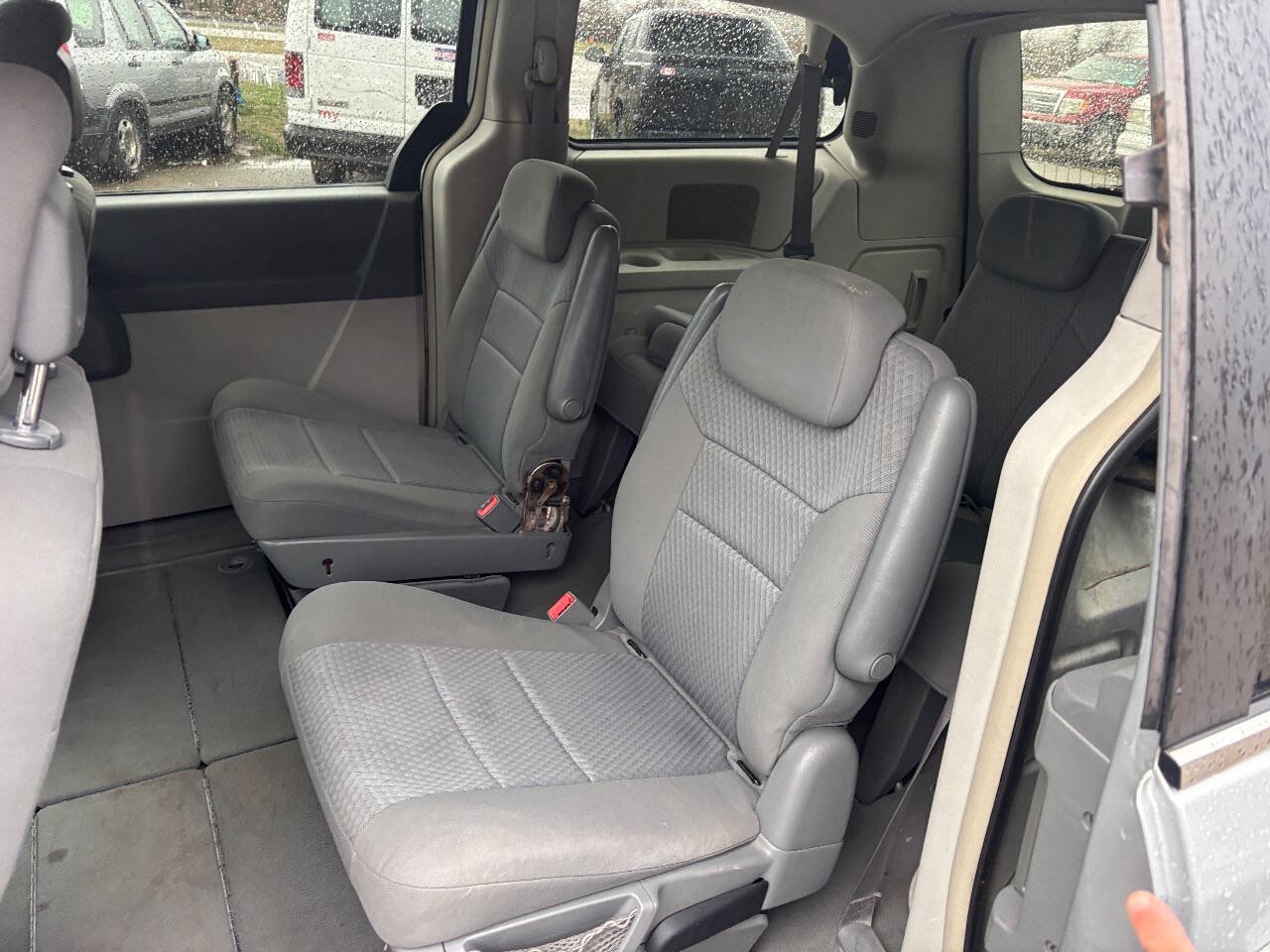Used 2010 Chrysler Town & Country Touring FWD image 14