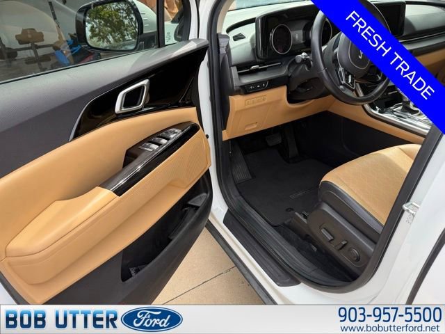 Used 2023 Kia Carnival EX image 9