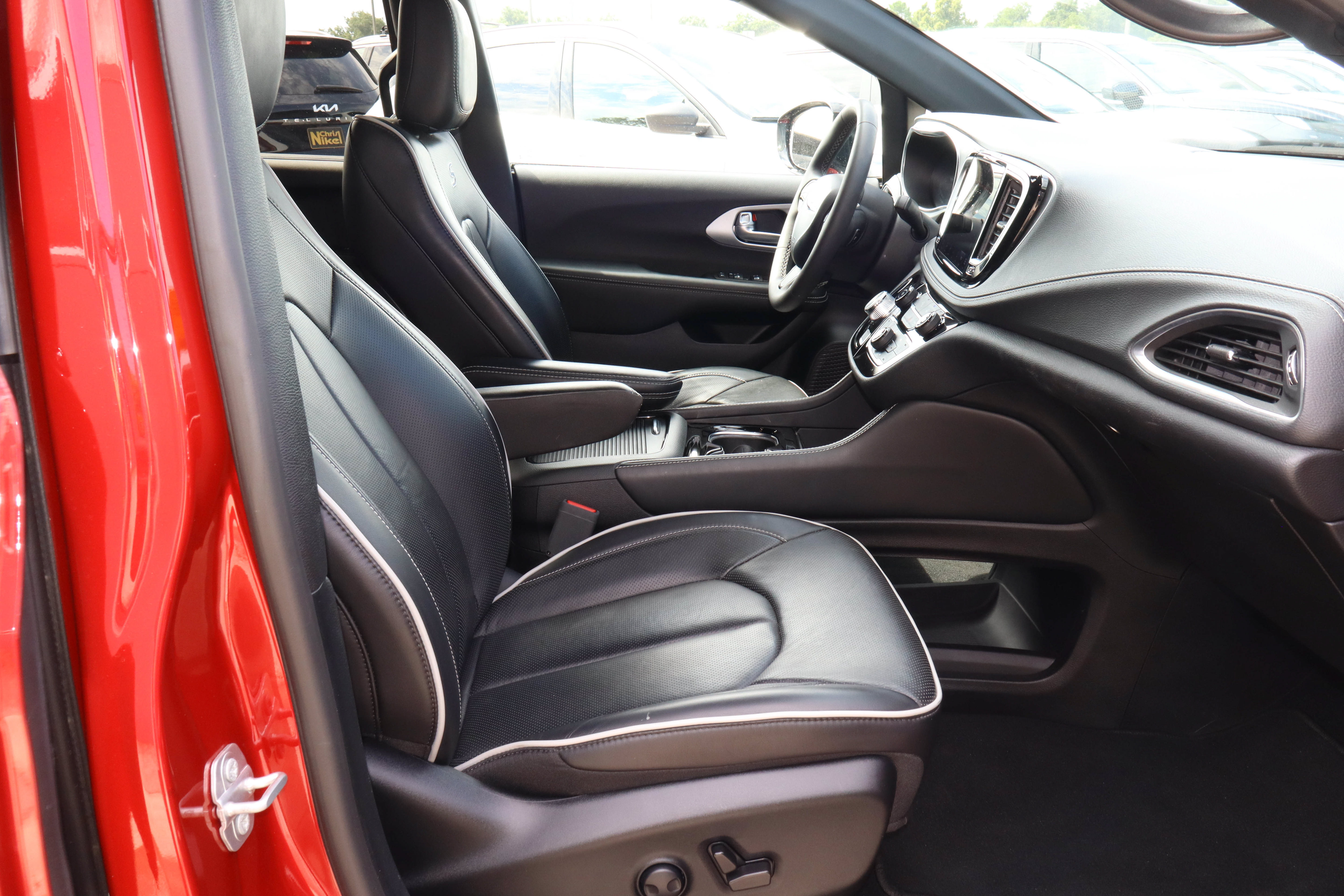 Used 2025 Chrysler Pacifica Limited FWD image 29