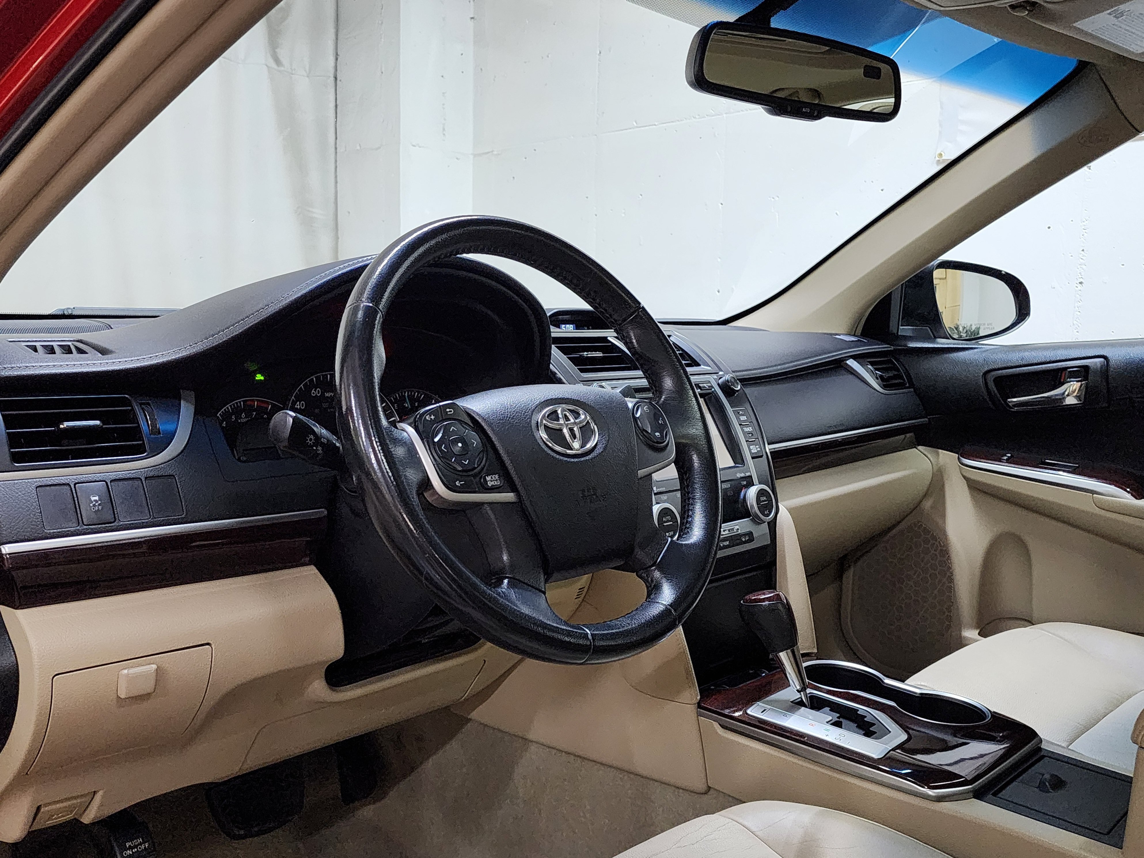 Used 2014 Toyota Camry XLE FWD image 13