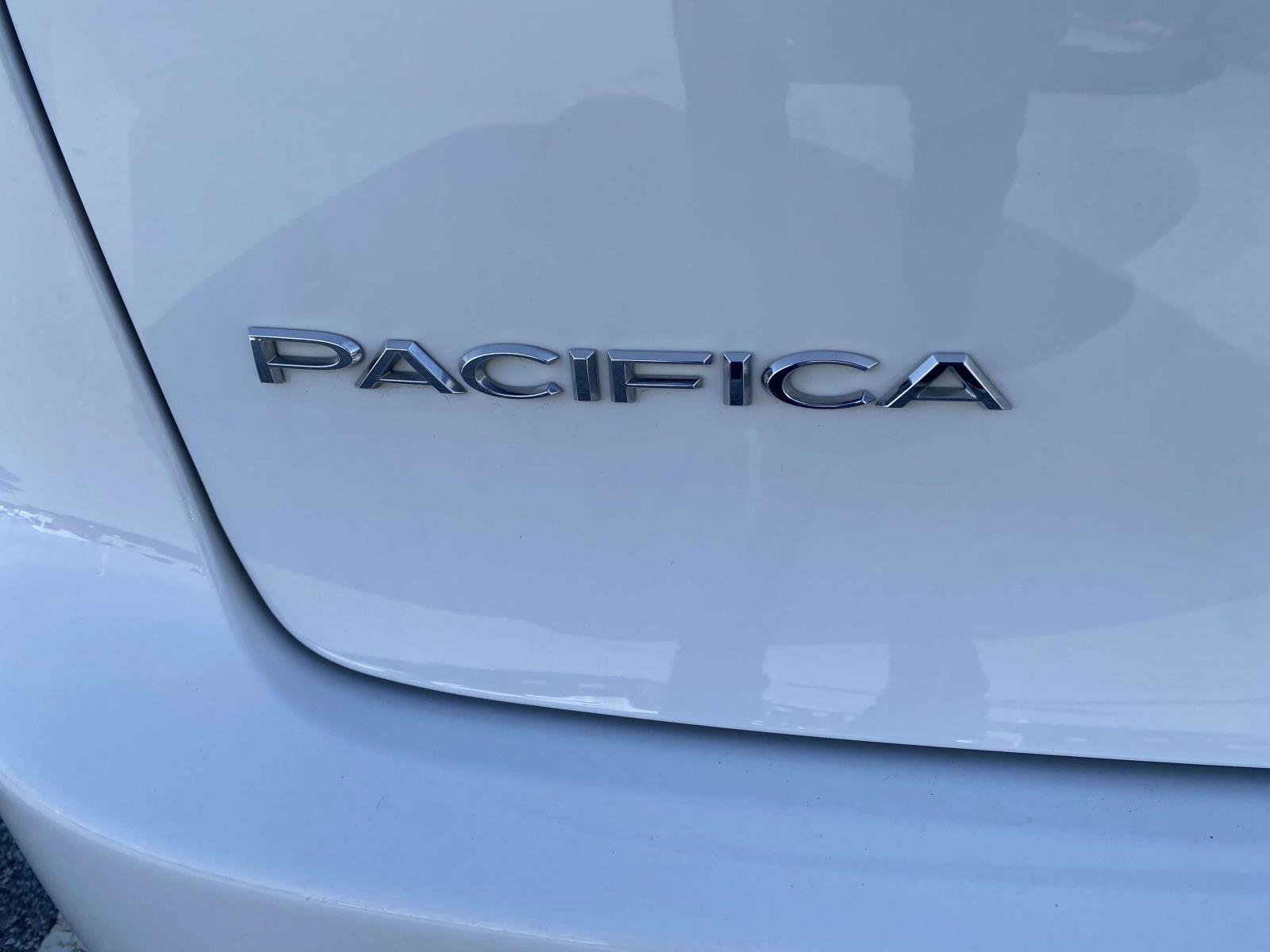 Used 2024 Chrysler Pacifica Touring-L image 10