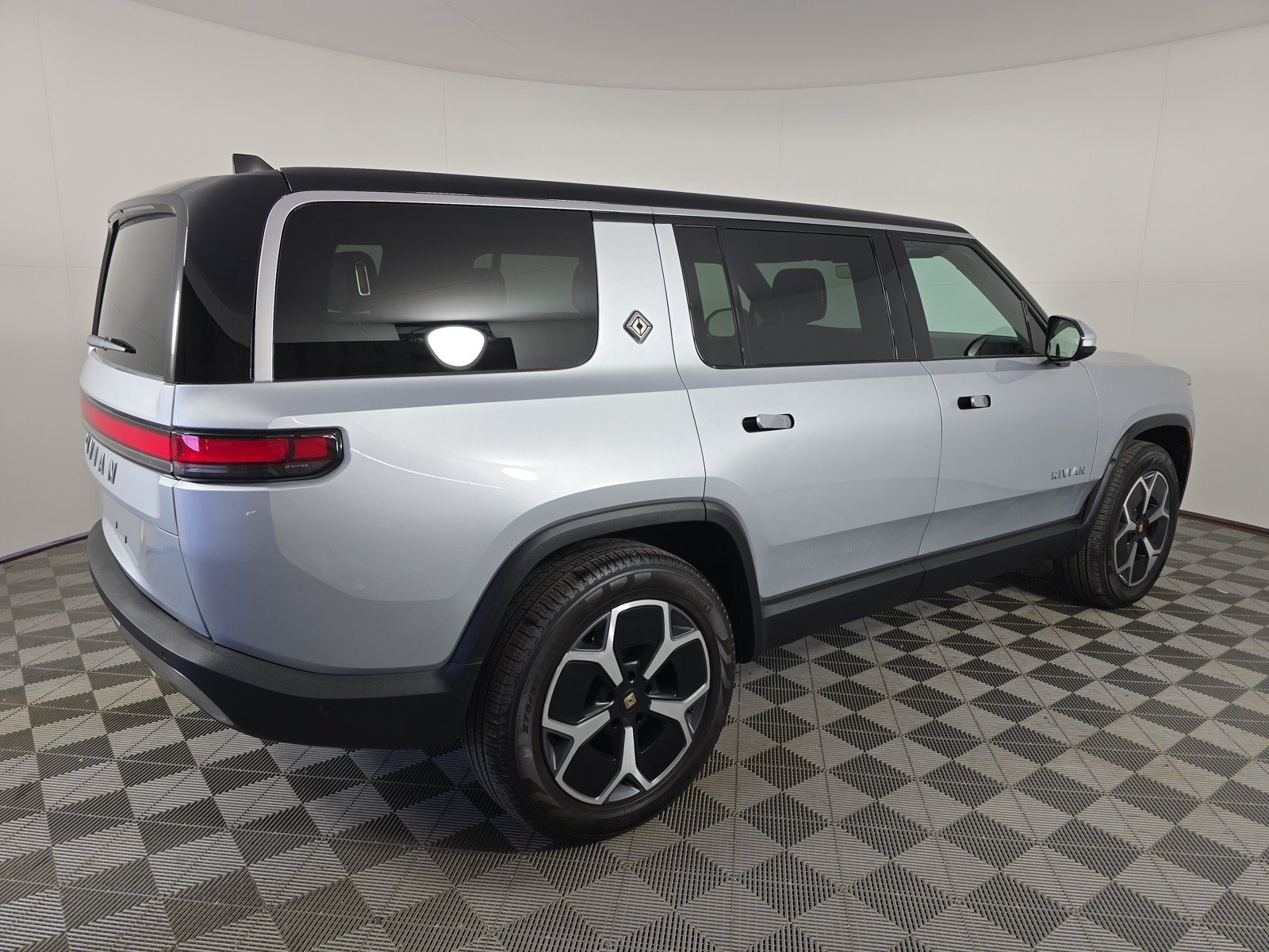 Used 2024 Rivian R1S Adventure AWD/4WD image 5