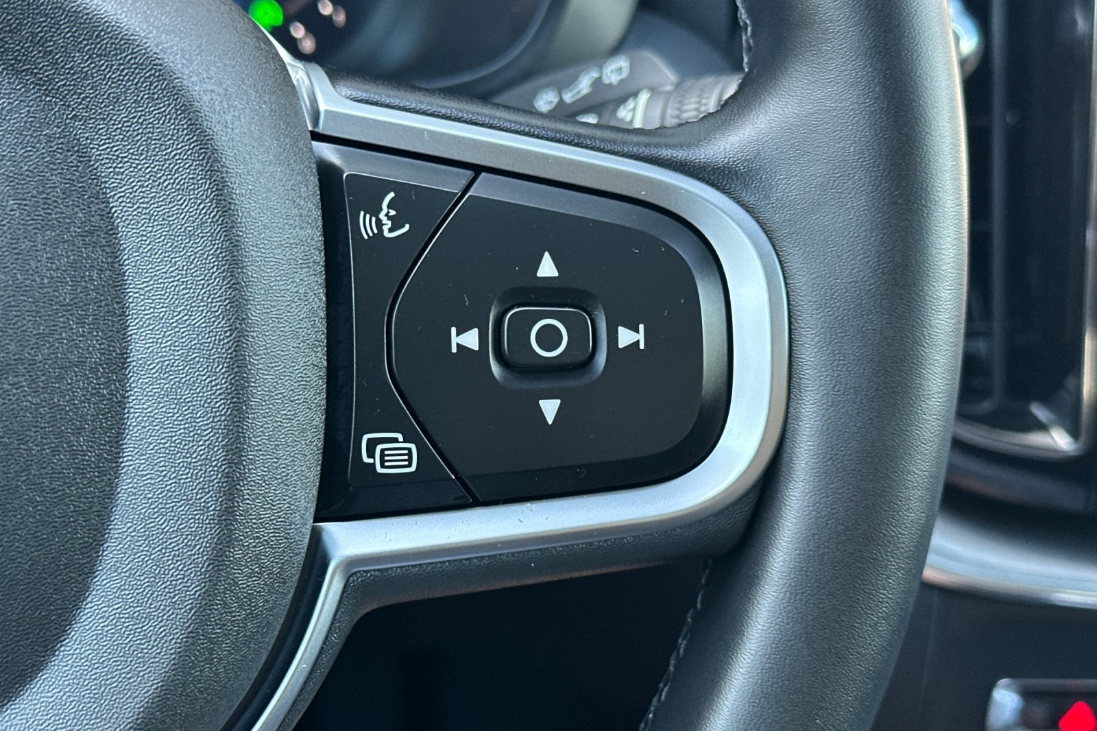 Certified 2025 Volvo XC60 B5 Core AWD/4WD image 30