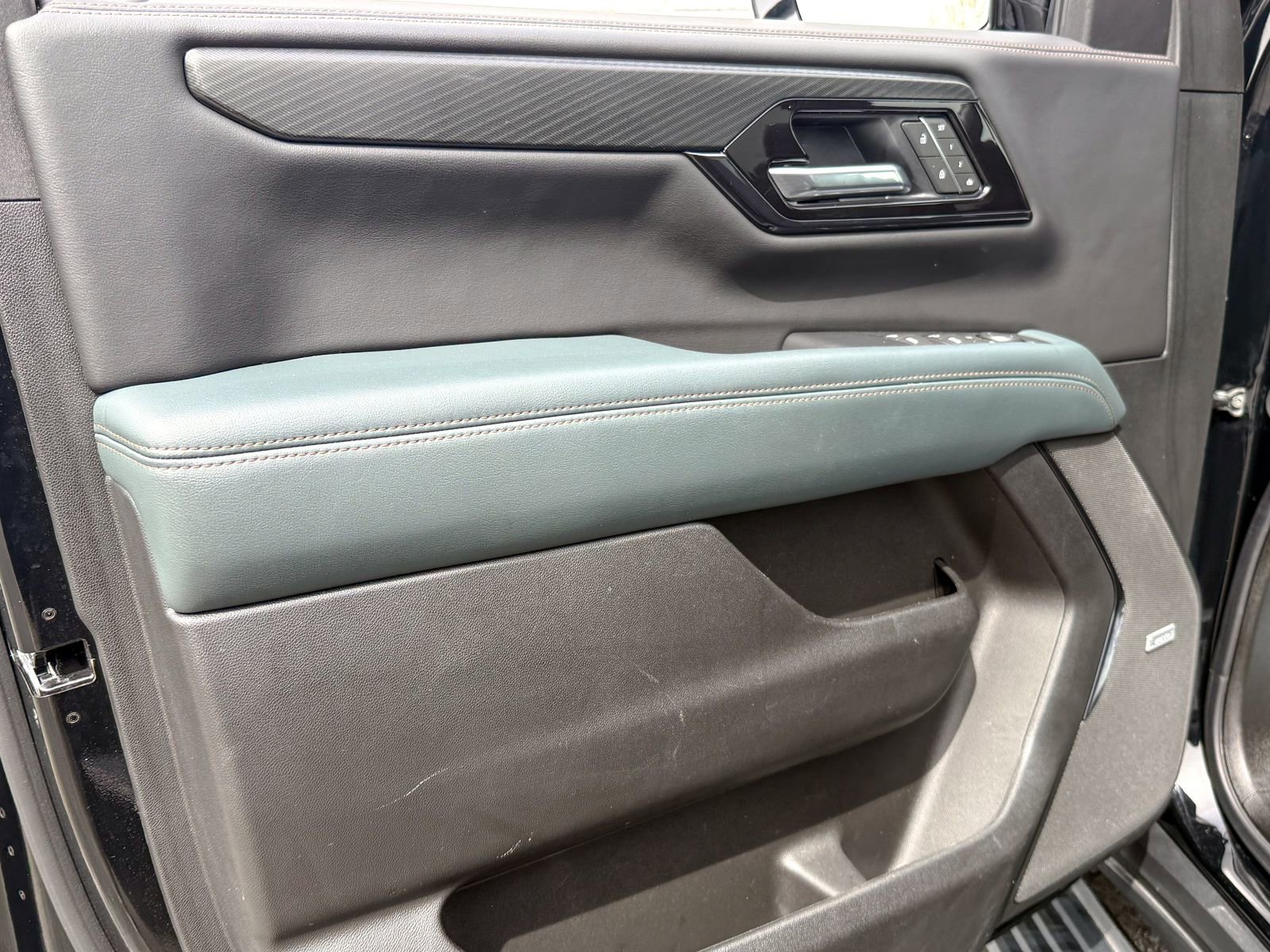 Certified 2025 GMC Yukon AT4 w/ AT4 Premium Package AWD/4WD image 17