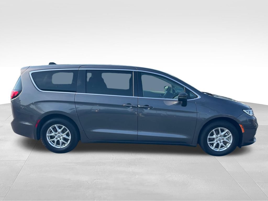 Used 2023 Chrysler Pacifica Touring-L FWD image 6