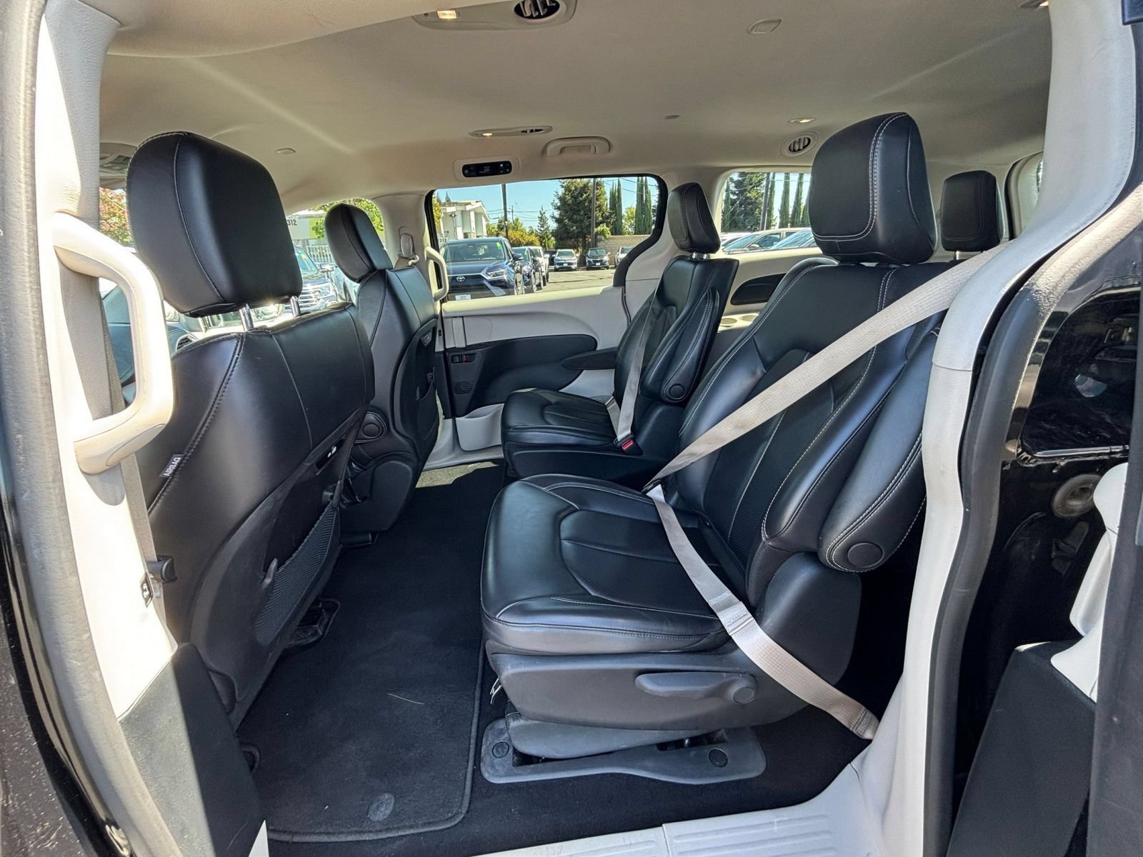 Used 2023 Chrysler Pacifica Touring-L FWD image 27