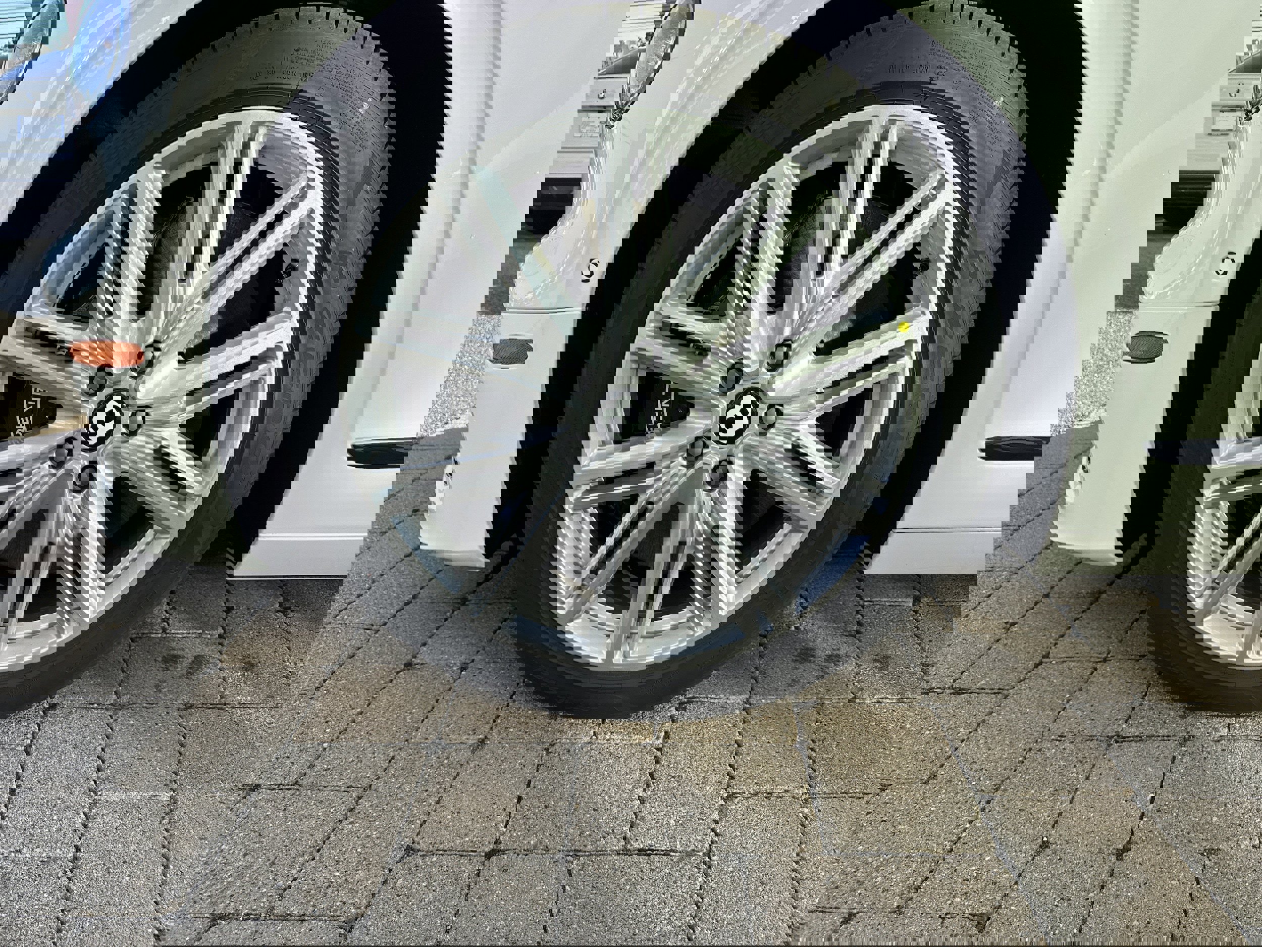 New 2026 Bentley Flying Spur Plug-In Hybrid image 9