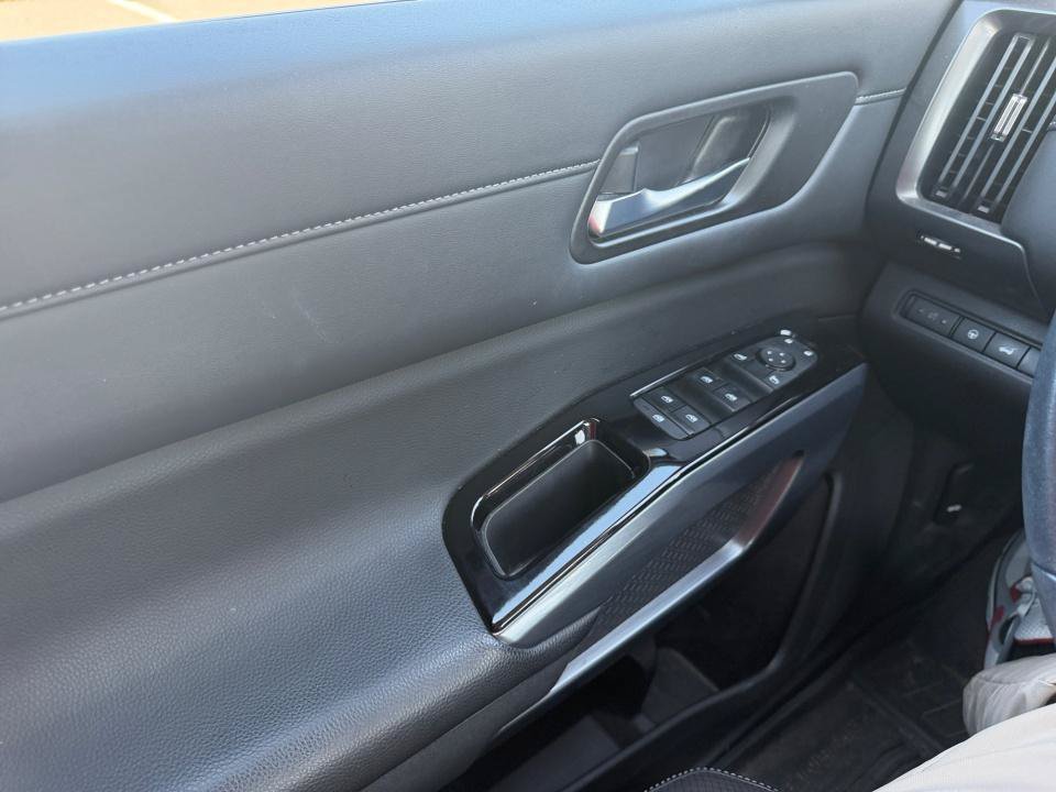 Used 2022 Nissan Pathfinder SL AWD/4WD image 32