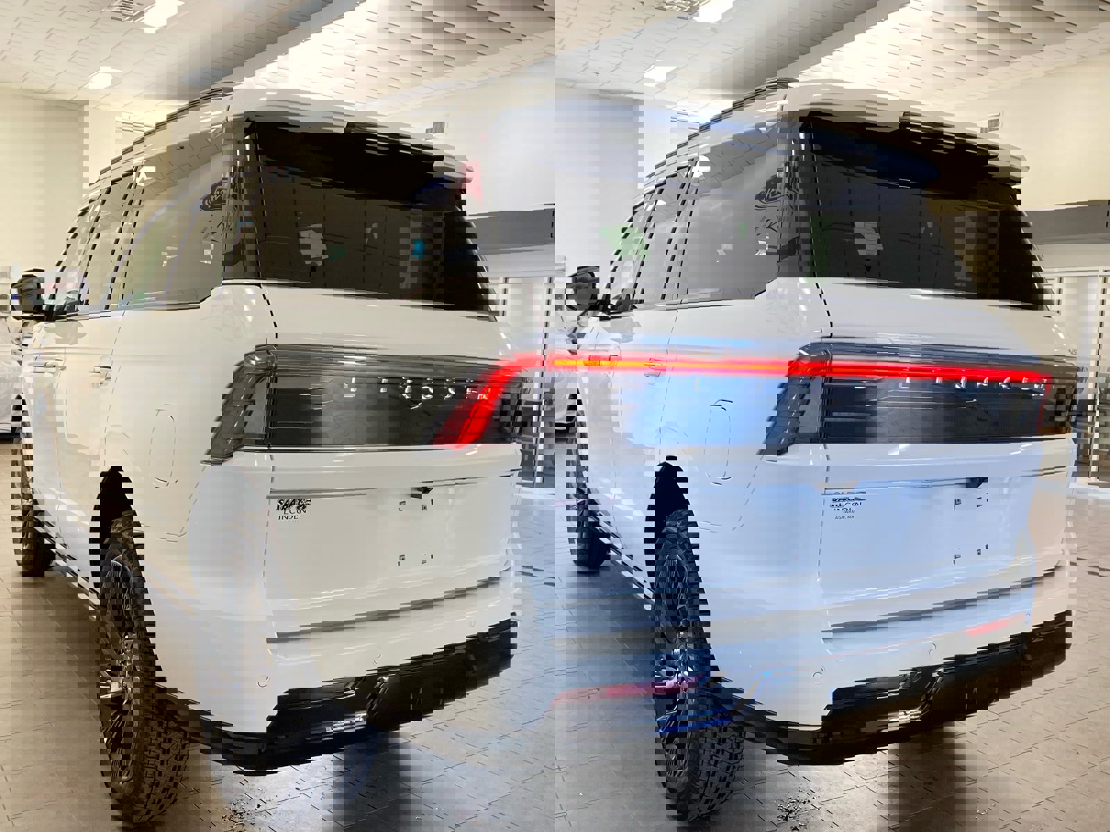 Used 2025 Lincoln Navigator Reserve w/ Jet Appearance Package image 5