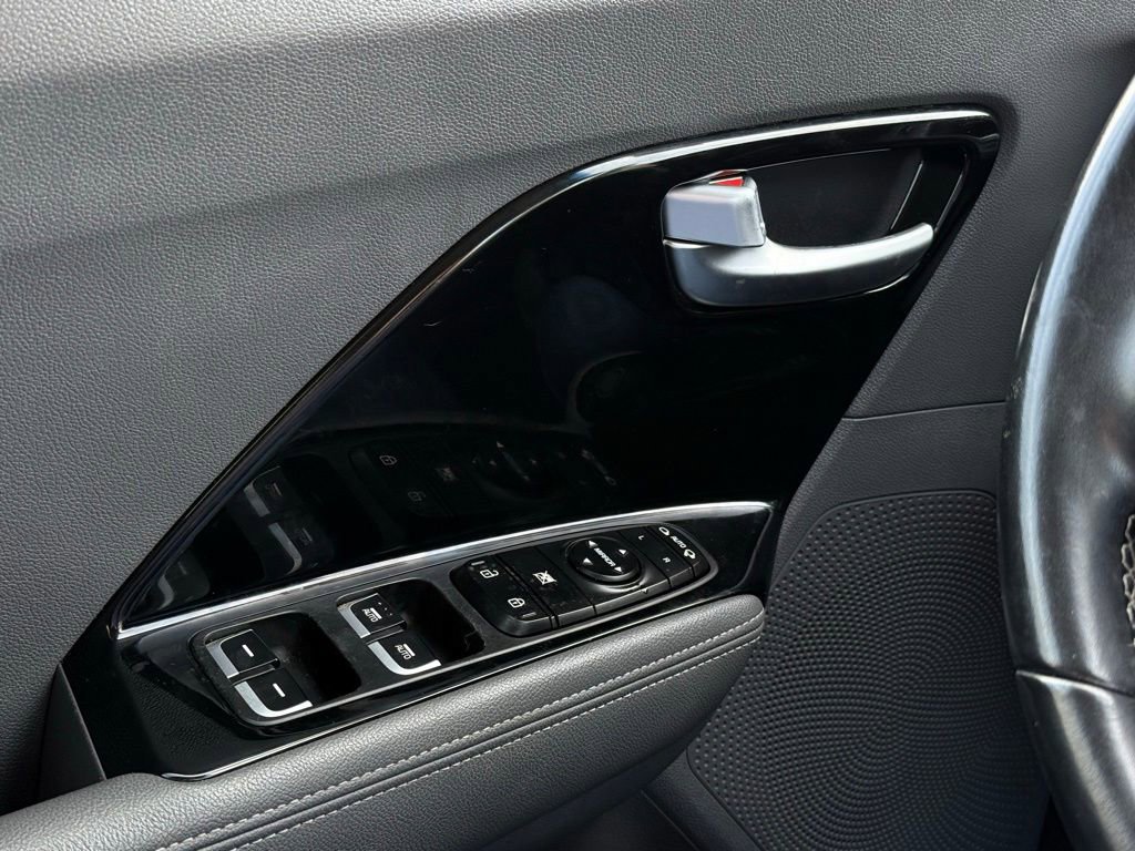 Used 2018 Kia Niro EX image 24