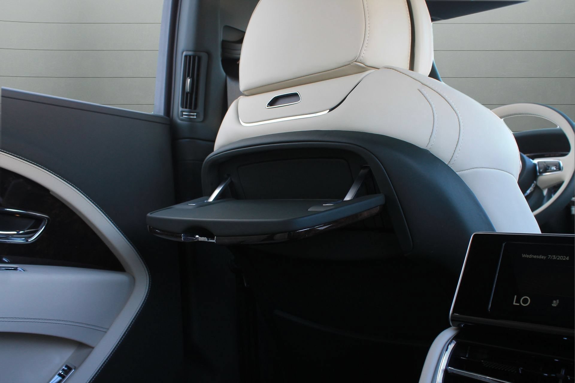 Certified 2024 Bentley Bentayga Extended Wheelbase AWD/4WD image 48